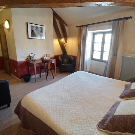 Des Lits Sur La Place Hérépian Kültér fotó