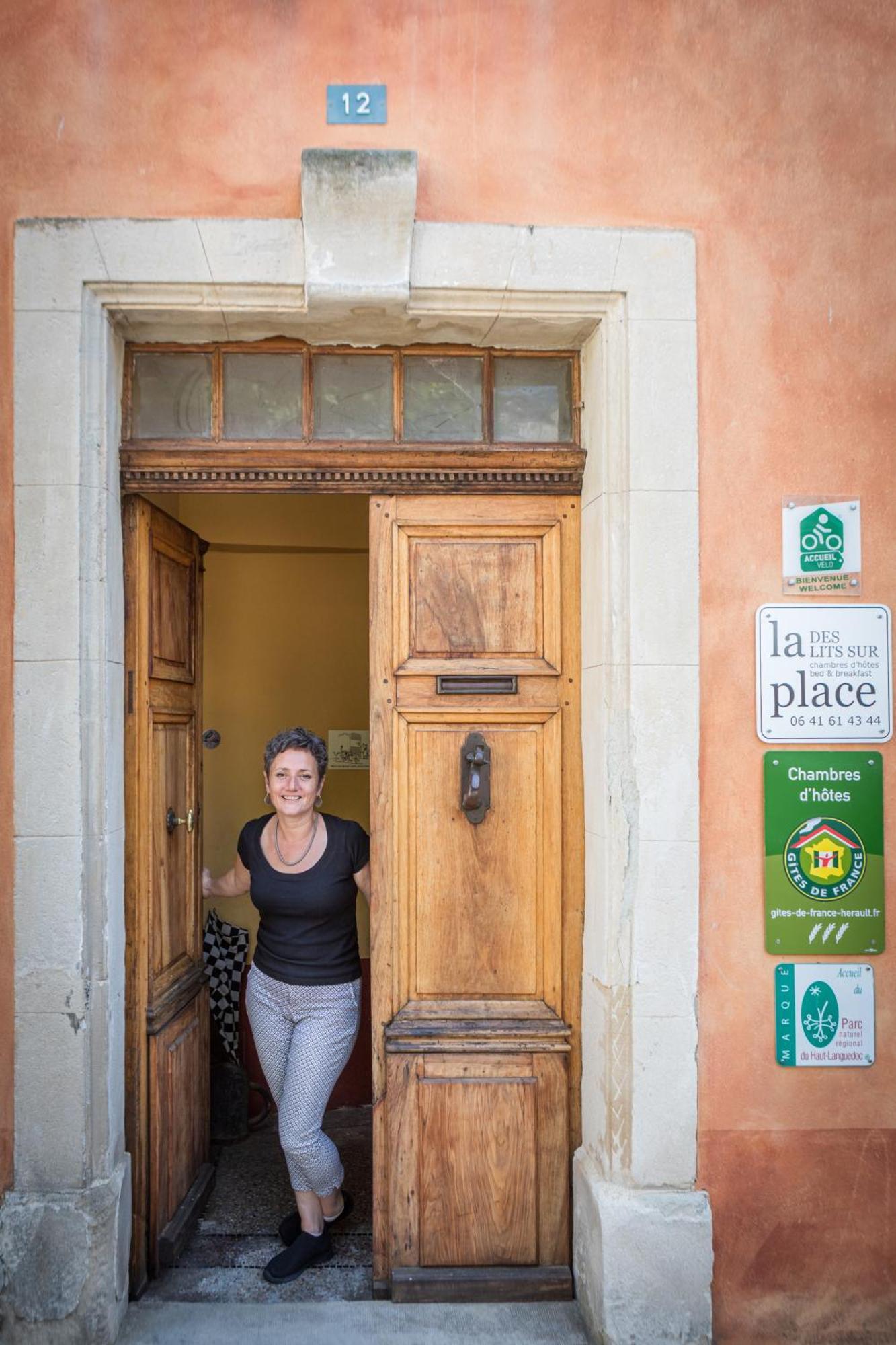 Des Lits Sur La Place Hérépian Kültér fotó