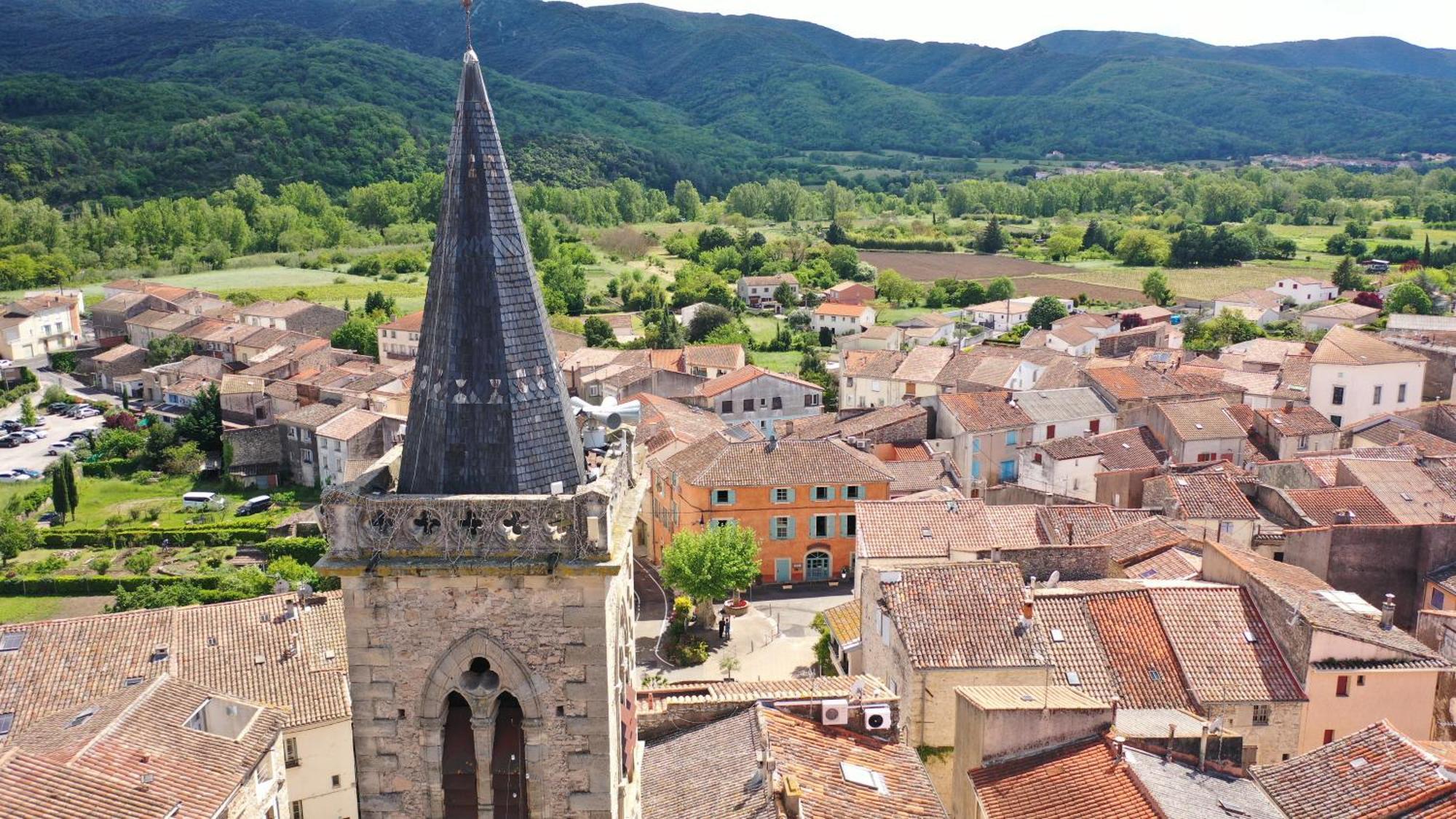 Des Lits Sur La Place Hérépian Kültér fotó