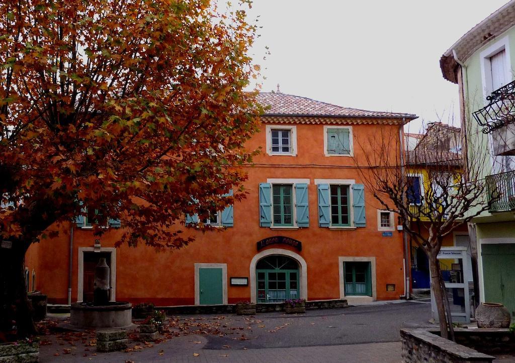 Des Lits Sur La Place Hérépian Kültér fotó