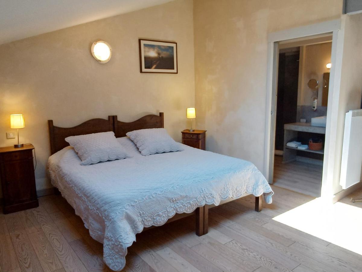 Des Lits Sur La Place Hérépian Kültér fotó
